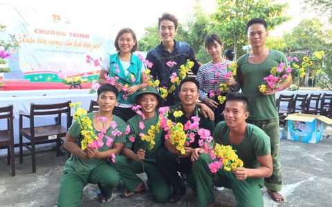 Mang nghĩa tình đến biên giới