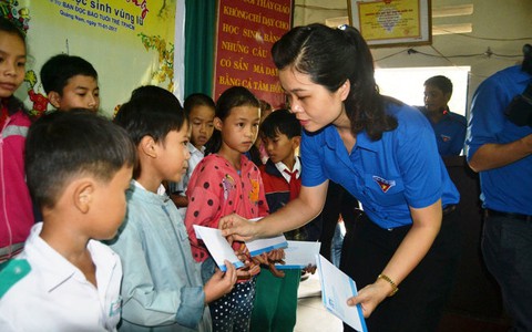 Tết yêu thương đến với học sinh vùng lũ Quảng Nam