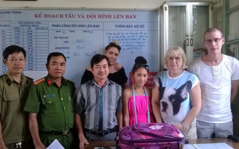 Trả vali nhiều tài sản cho khách nước ngoài bỏ quên trên tàu