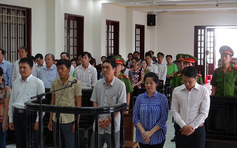 Nhóm cán bộ công ty lương thực Vĩnh Long lãnh án