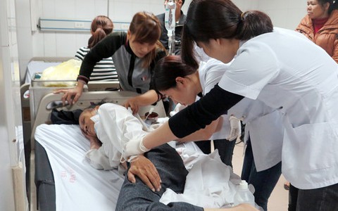 Xe giường nằm bị lật trên quốc lộ 1 có nhiều vi phạm