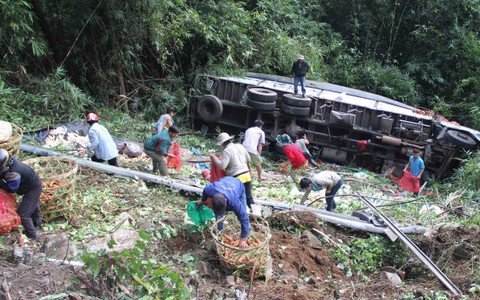 4 xe va nhau trên đèo Bảo Lộc, 1 xe lao xuống vực