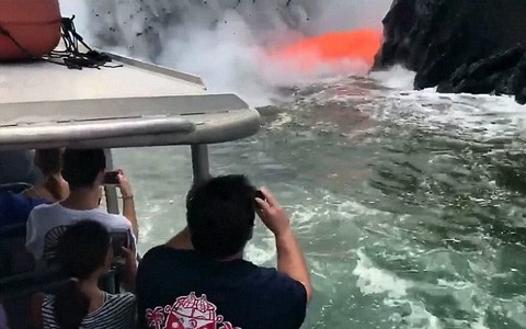 Clip du khách Hawaii thấy nham thạch phun trào đỏ rực