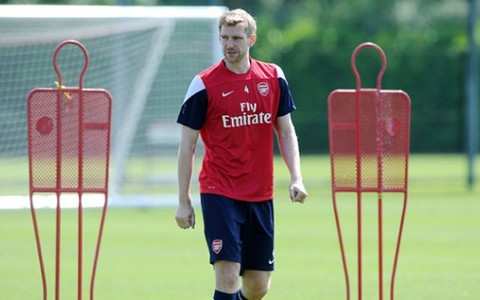 Điểm tin tối 19-1: Arsenal giữ chân Mertesacker