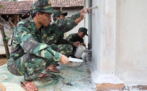 Bộ đội sửa nhà giúp dân đón tết
