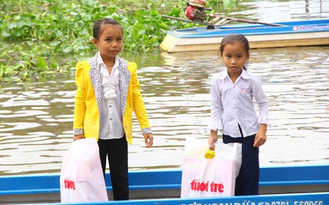 Tuổi Trẻ trao 500 phần quà Tết cho học sinh vùng hạn, mặn