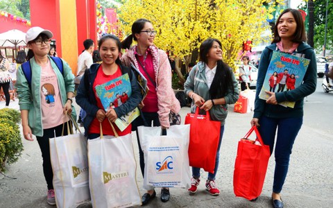 Sinh viên nhận lì xì ăn tết sớm ở Sài Gòn