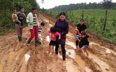 Quảng Bình: cô trò lội bùn đến lớp