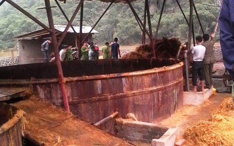 Một phụ nữ bị máy nghiền bột giấy cuốn chết