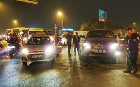 Khởi tố lái xe biển xanh tát cảnh sát cơ động