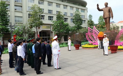 Lãnh đạo TP.HCM dâng cúng bánh tét các vua Hùng