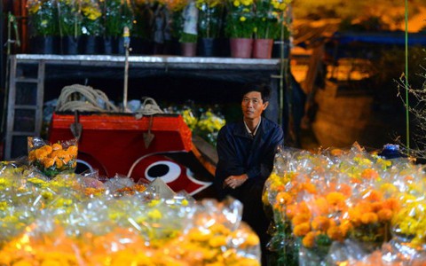 Trắng đêm canh hoa Tết