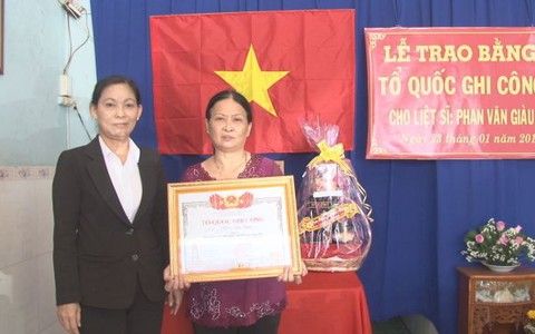 Bị đâm chết khi truy bắt cướp, được cấp bằng Tổ quốc ghi công