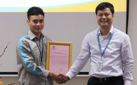 Nhân viên sân bay trả lại 100 triệu đồng khách bỏ quên