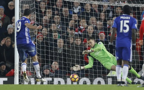 ​Costa đá hỏng penalty, Chelsea không thắng được Liverpool