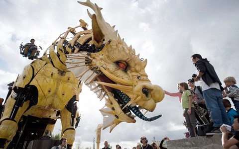 Công viên đầy mô hình sinh vật khổng lồ tại Pháp