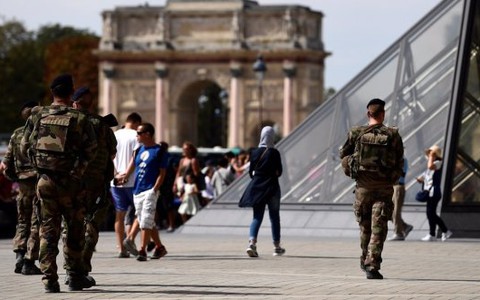 Binh sĩ Pháp bị chém ngay sân bảo tàng Louvre