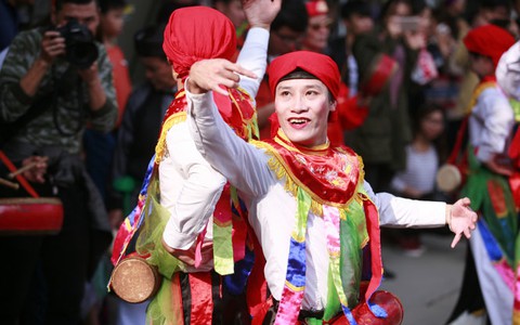 Về Triều Khúc xem “Con đĩ đánh Bồng”