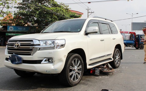 Gây tai nạn rồi xuống xe che kín biển số