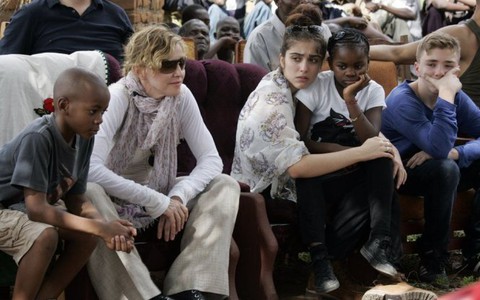 Madonna nhận hai con nuôi tại Malawi