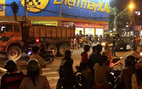 Xe ben cuốn 4 người đi xe máy, bé 3 tuổi tử vong