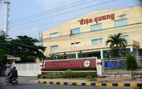 Audio 12-2: Gia đình bà thứ trưởng có gì ở Công ty Điện Quang?