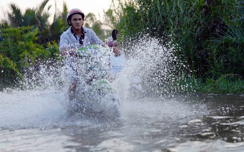 Người dân TP.HCM lại dầm mình lội triều cường