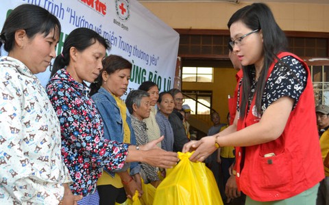 Thêm 800 phần quà cho đồng bào vùng lũ Bình Định
