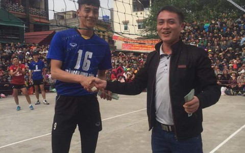 Thi đấu ở hội làng, một VĐV bóng chuyền bị gãy chân