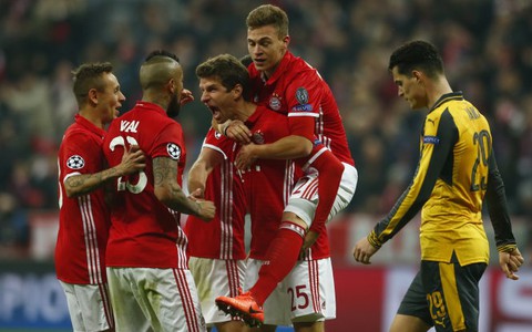 Đè bẹp Arsenal, B.M đặt một chân vào tứ kết
