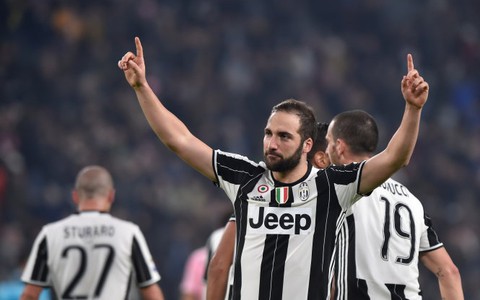 Điểm tin sáng 18-2: Đá bại Palermo, Juventus bỏ xa Roma 10 điểm