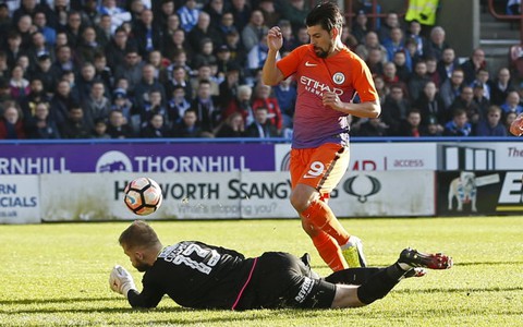 M.C bị đội bóng hạng nhất Huddersfield cầm chân ở Cúp FA