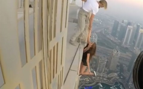 Người mẫu Nga bị triệu tập vì “chơi dại” lơ lửng trên không