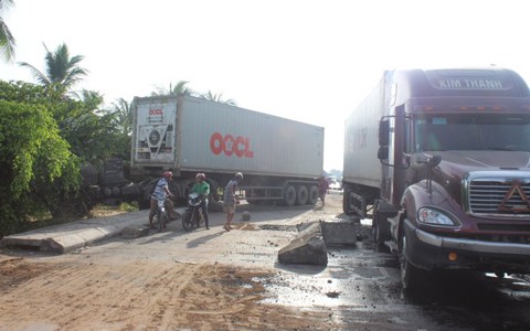 Hai container liên tiếp gây tai nạn chỗ làm cầu Bình Phú