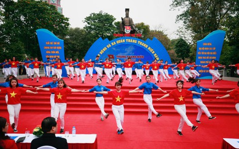 Biểu diễn nghệ thuật đường phố hưởng ứng Tháng Thanh niên