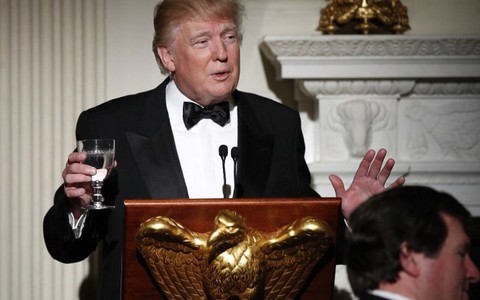 Ông Trump 'trái ý' vợ, nói chuyện chính trị tại tiệc Nhà Trắng