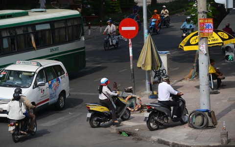 Rất đông người ra đường 'bỏ quên ý thức ở nhà'