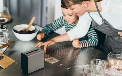 MWC 2017: Sony Xperia Touch biến tường nhà thành tablet