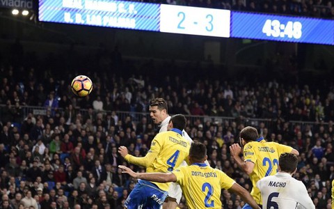 Ronaldo tỏa sáng, 10 người R.M thoát thua trước Las Palmas