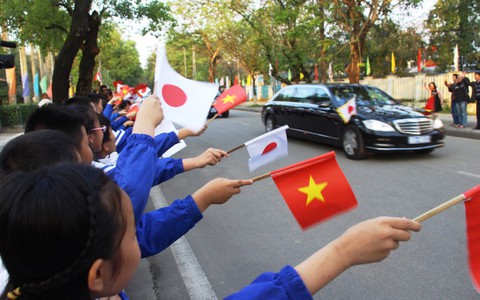 Dân Huế nồng nhiệt chào đón Nhật hoàng