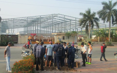 Khu công nghiệp dựng rào chắn, cắt nguồn nước để thu phí