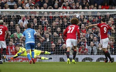 Ibrahimovic sút hỏng 11m, M.U không thắng nổi 10 cầu thủ Bournemouth