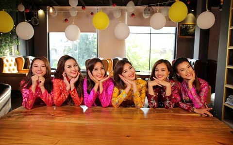 '8-3 mua hoa tặng mẹ, không cần đợi đàn ông'