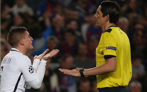 Barca được trọng tài “tiếp tay”?