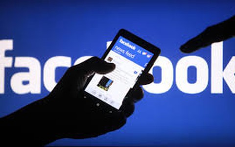 Bị khiển trách vì đưa bình luận lên Facebook, một trưởng phòng khiếu nại