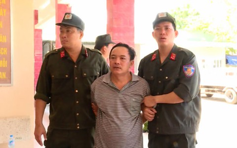 Đâm gục trưởng phòng tư pháp, cấp dưới mặc áo giáp cố thủ