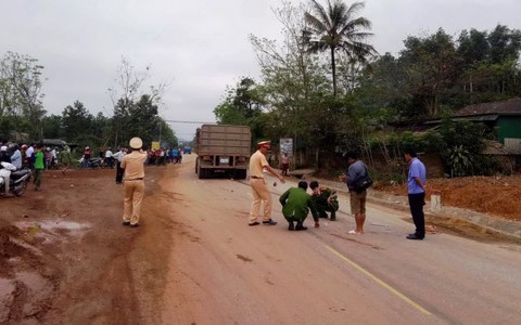 Xe đầu kéo tông xe máy, thai phụ cùng con gái tử vong
