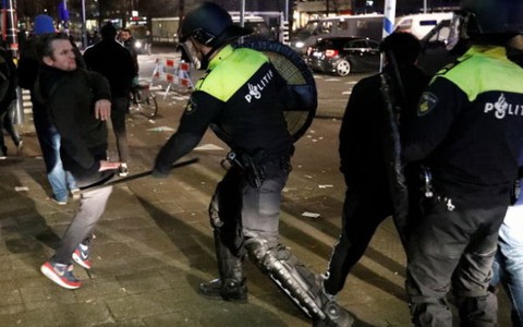 Đêm náo động ở Rotterdam