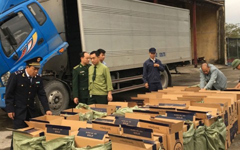 Làm vách ngăn giấu 35.000 bao thuốc lá lậu trên xe tải
