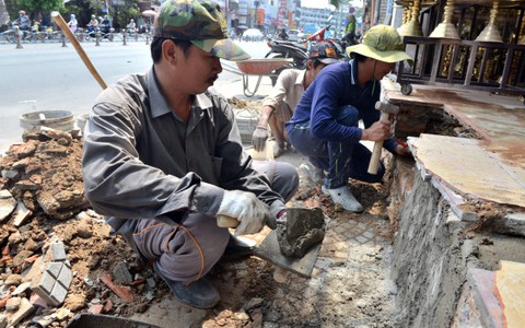 Audio 15-3: Dân Sài Gòn tự tháo dỡ phần lấn vỉa hè